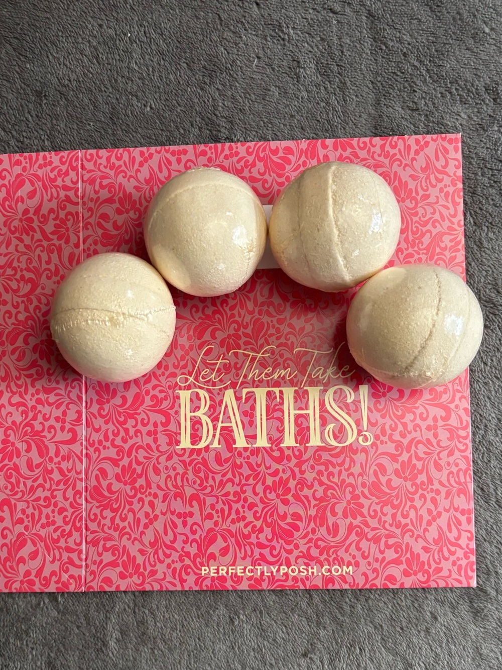 Perfectly Posh You Apricaught Me Bath Bomb Fízi